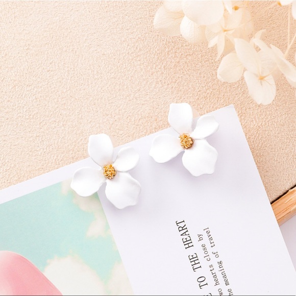 White floral earrings - Picture 3 of 6